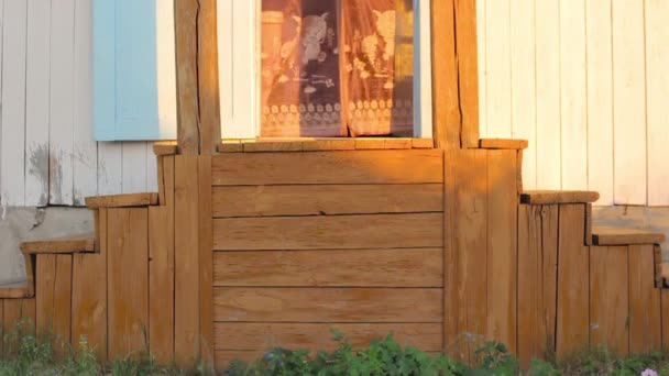 Frau geht Treppe hinunter, Veranda des Landhauses, offene Tür der Hütte in einem Vorort — Stockvideo
