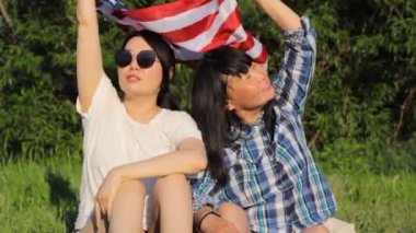 Amerika bayrağıyla iki kadın, vatansever Amerikan bayramı 4 Temmuz Bağımsızlık Günü