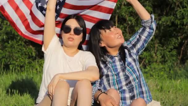 Deux femmes avec drapeau américain, fête patriotique américaine 4 juillet jour de l'indépendance — Video
