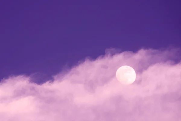 Луна в лиловом облаке . Лицензионные Стоковые Фото