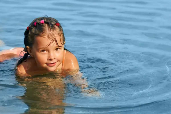 Klein meisje in het water — Stockfoto