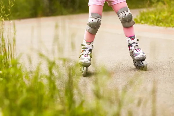 Rijden op rolschaatsen — Stockfoto