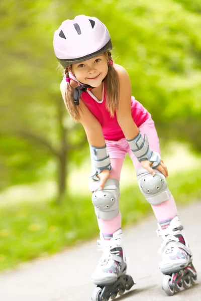 Mädchen auf Rollschuhen — Stockfoto