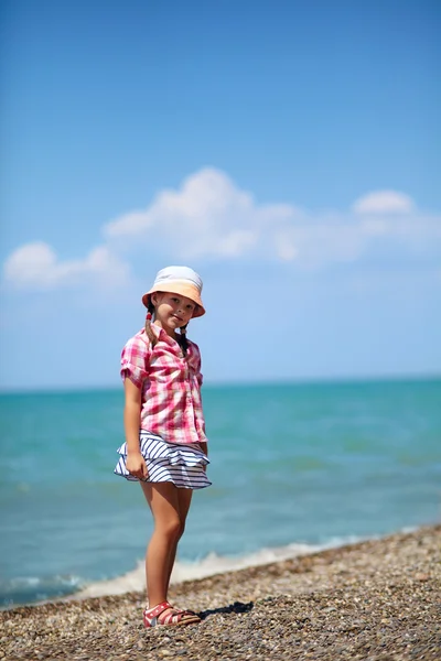 Meisje op het kiezelstrand — Stockfoto