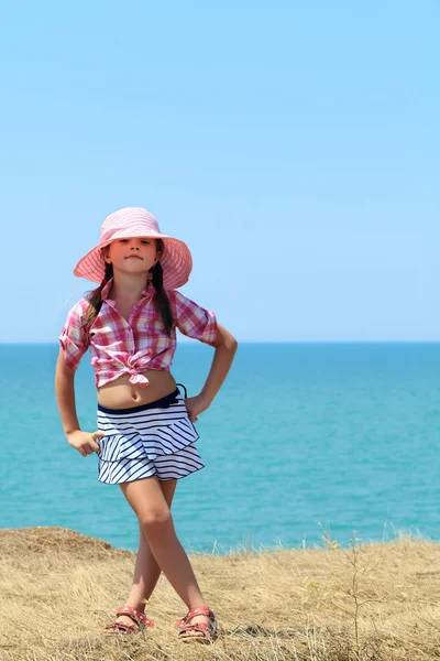 Chica en un sombrero de longitud completa —  Fotos de Stock