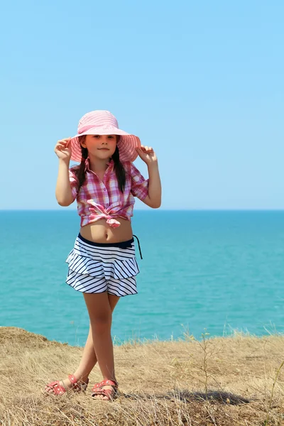 Дівчинка тримає її капелюх — стокове фото