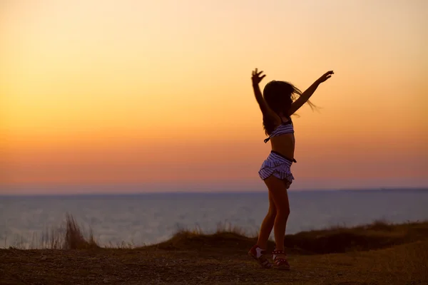 Silhouette mit erhobenen Armen — Stockfoto