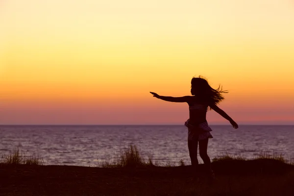 Silhouette di una ragazza — Foto Stock