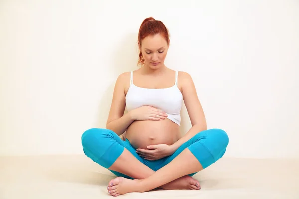 Sitter gravid – stockfoto