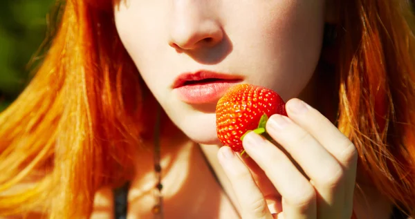 嘴唇和草莓 — 图库照片