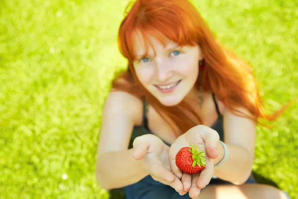 Γυναίκα που κρατά μια φράουλα — Φωτογραφία Αρχείου
