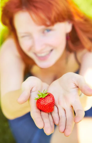 Flicka med jordgubbar — Stockfoto