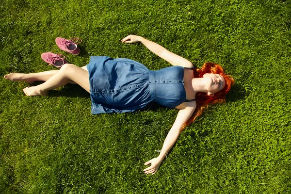Dívka na trávě — Stock fotografie