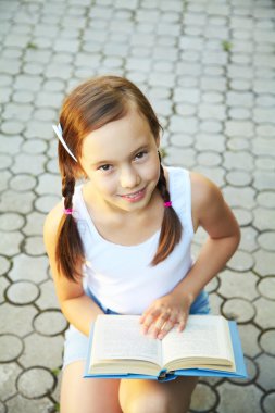 bir kitap ile bir kız portresi