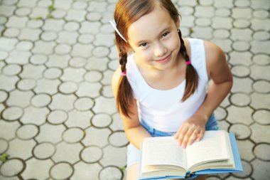 bir kitap ile bir kız portresi