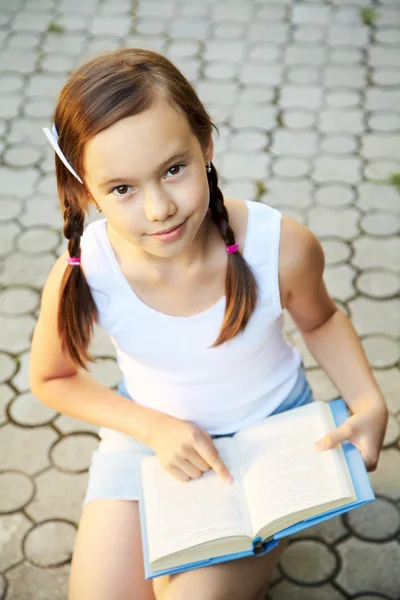 Portret van een meisje met een boek — Stockfoto