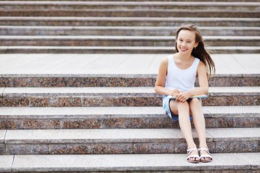 Merdivenlerdeki kız.