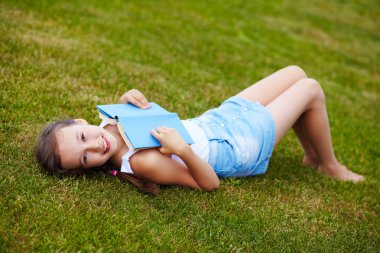 Çimlerin üzerinde bir kız