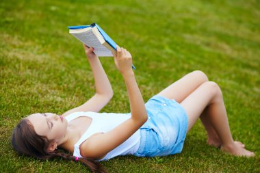 Çimlerin üzerinde bir kız