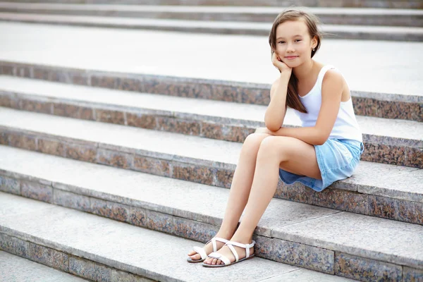 Chica en las escaleras —  Fotos de Stock