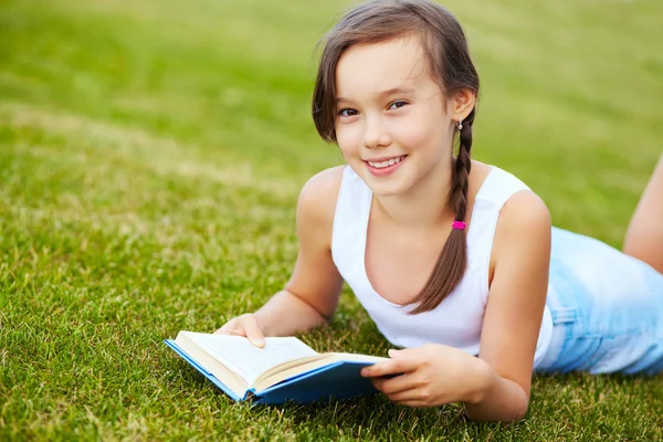 Fille sur l'herbe — Photo