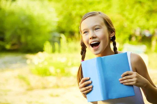 Menina com um livro — Fotografia de Stock