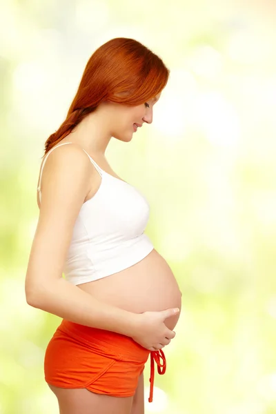 Rødhåret, gravid kvinne – stockfoto