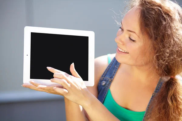 Flicka med tablet PC — Stockfoto