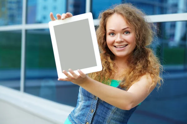 Flicka med tablet PC — Stockfoto