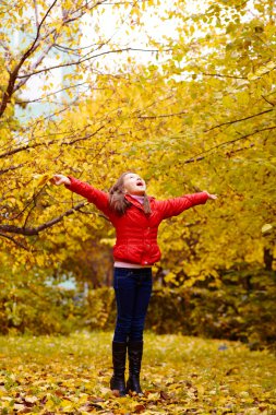 yaprakları ile kız
