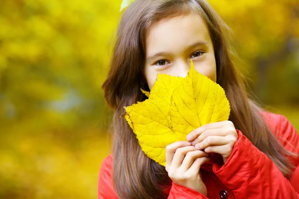 Fille avec des feuilles — Photo