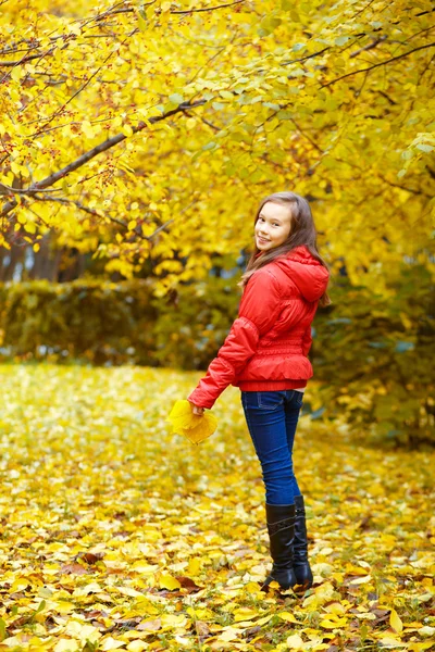 Meisje met bladeren — Stockfoto