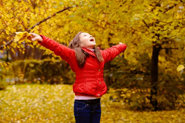 Fille avec des feuilles — Photo