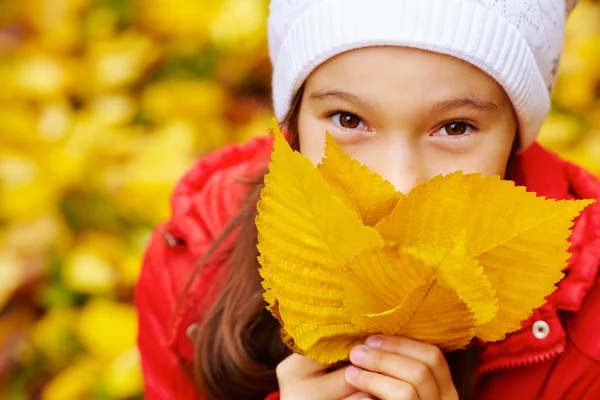 Fille avec des feuilles — Photo