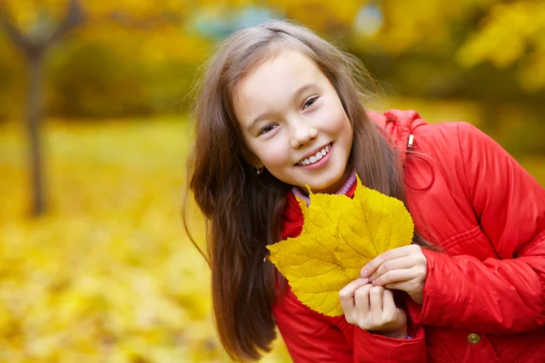 Mädchen im Herbst — Stockfoto