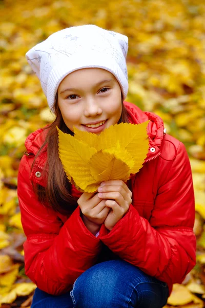 Fille avec des feuilles — Photo