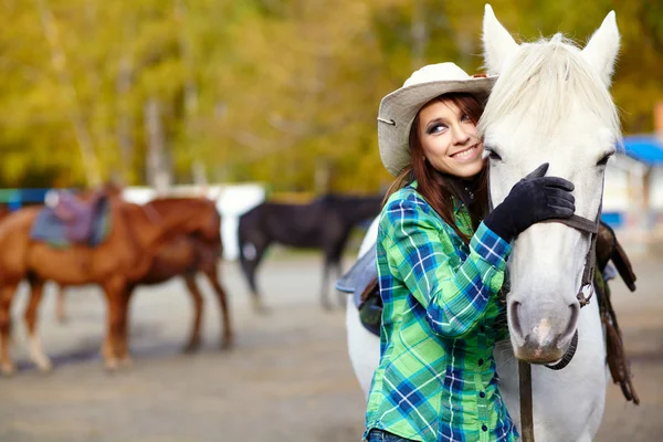 Vrouw met een paard — Stok fotoğraf