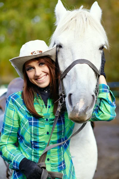 Vrouw met een paard — Stockfoto