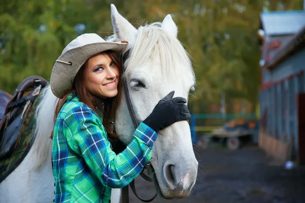 Femme avec un cheval — Photo