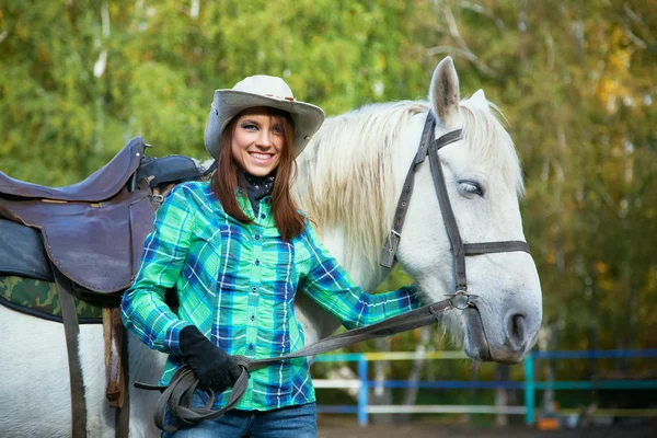Mujer con un caballo — Foto de Stock