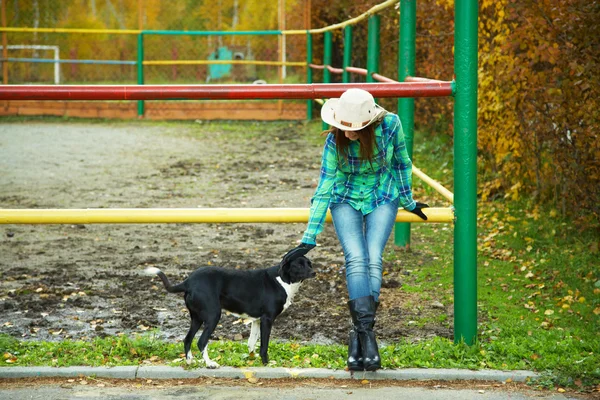 Cowgirl z psem — Zdjęcie stockowe