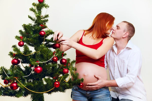 Couple près d'un arbre de Noël — Photo