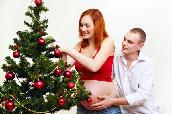 Pareja cerca de un árbol de Navidad — Foto de Stock