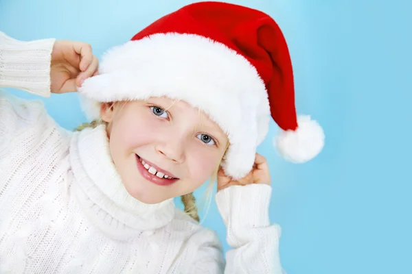 Sorridente ragazza a Babbo Natale cappello — Foto Stock