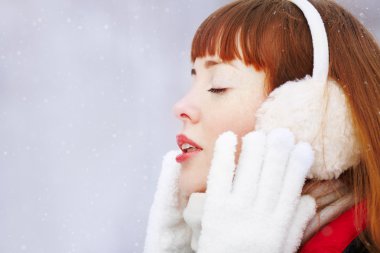 Kızıl saçlı kadın kış