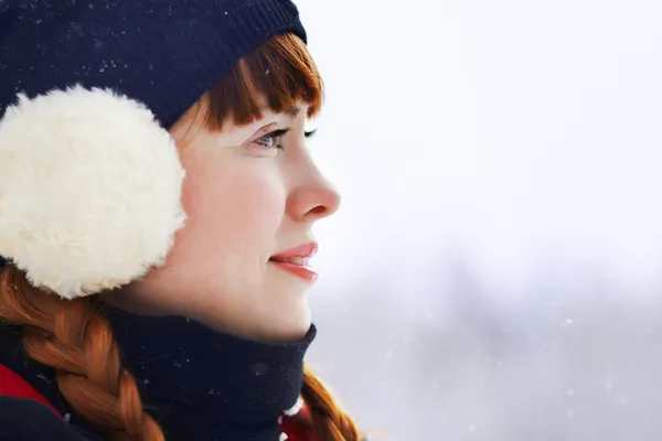 빨강 머리 겨울 여자Vöröshajú télen nő — 스톡 사진