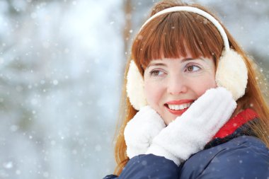 Kızıl saçlı kadın kış