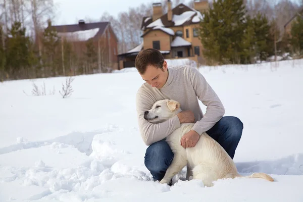 Winter labrador retriever met eigenaar — Stockfoto