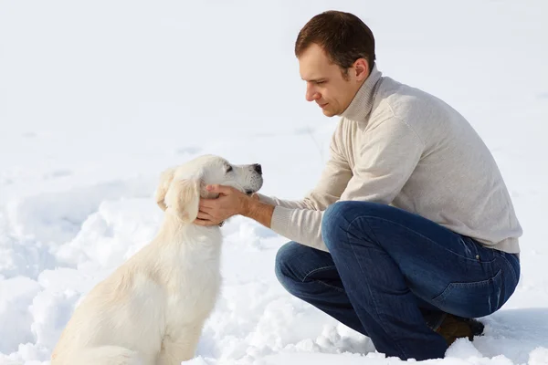 Zima labrador retriever z właścicielem — Zdjęcie stockowe
