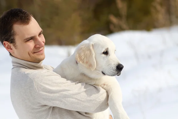 所有者と冬ラブラドル ・ レトリーバー犬 — ストック写真